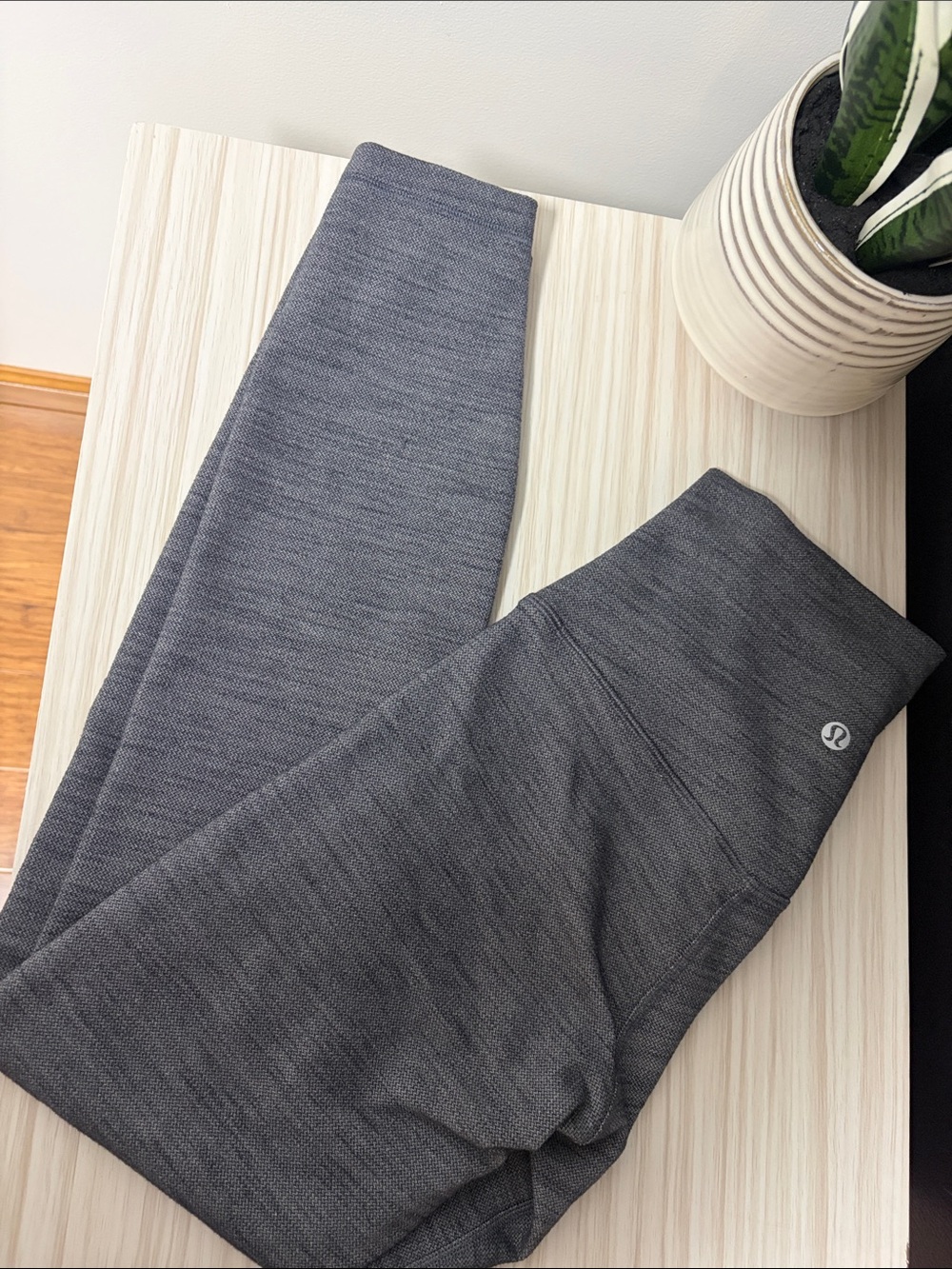 lululemon Gray Heather leggings with Black Lining!! EUC!!